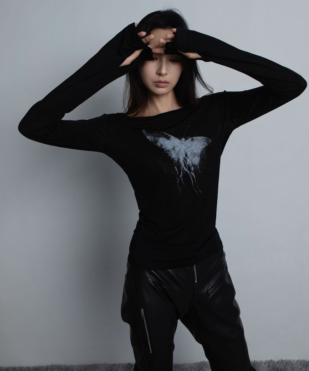 요키토키(YOKI TOKI) BUTTERFLY FINGER HOLE T-SHIRTS [Black]