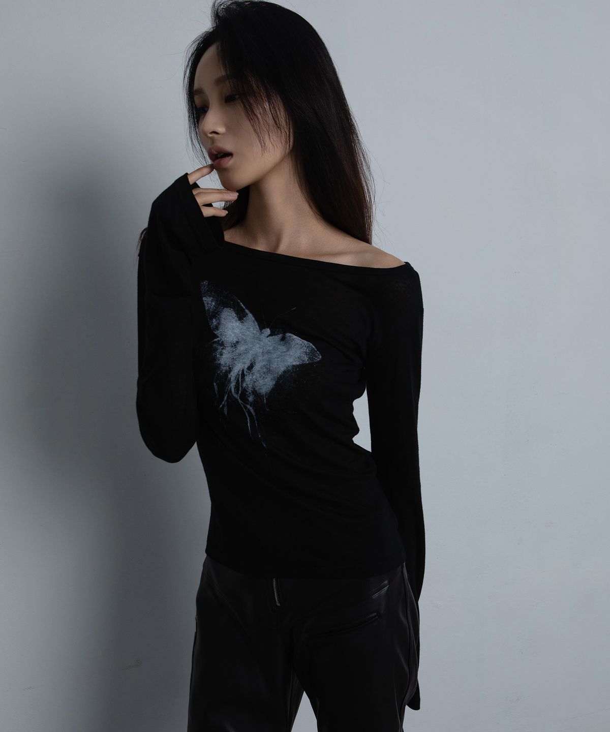 요키토키(YOKI TOKI) BUTTERFLY FINGER HOLE T-SHIRTS [Black]