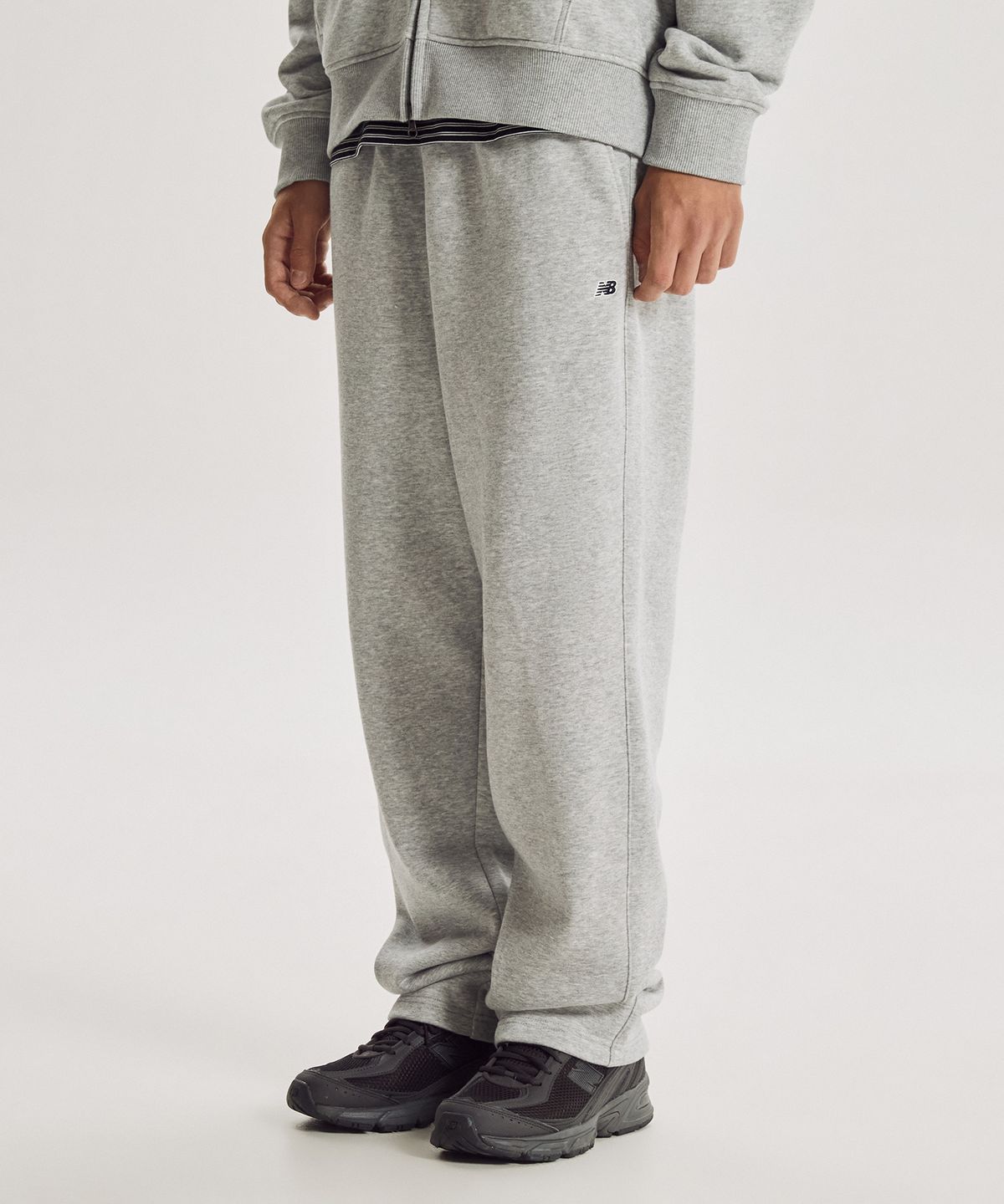 뉴발란스(NEW BALANCE) NBMLG41013 / UNI 에센셜 클래식 기모 스트레이트 팬츠 (M/GRAY)