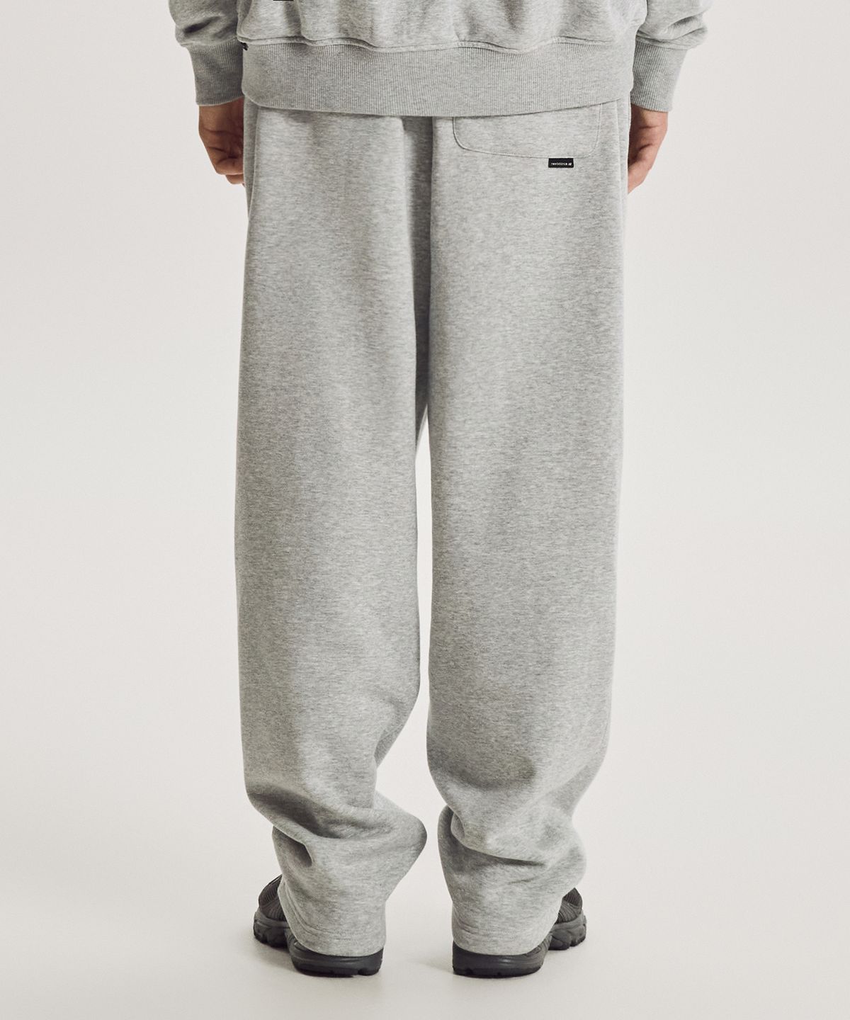 뉴발란스(NEW BALANCE) NBMLG41013 / UNI 에센셜 클래식 기모 스트레이트 팬츠 (M/GRAY)