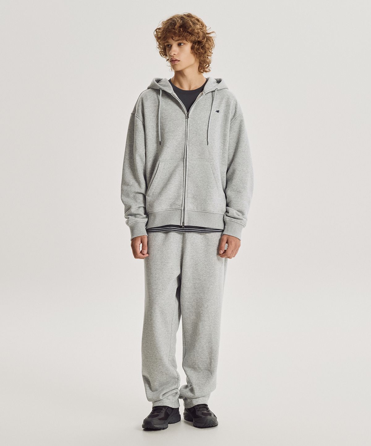 뉴발란스(NEW BALANCE) NBMLG41013 / UNI 에센셜 클래식 기모 스트레이트 팬츠 (M/GRAY)