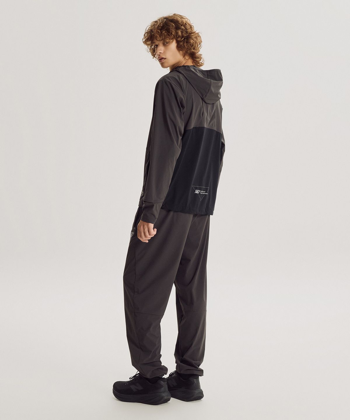 뉴발란스(NEW BALANCE) NBNAG45903 / UNI RC 러닝 바람막이 (D/KHAKI)