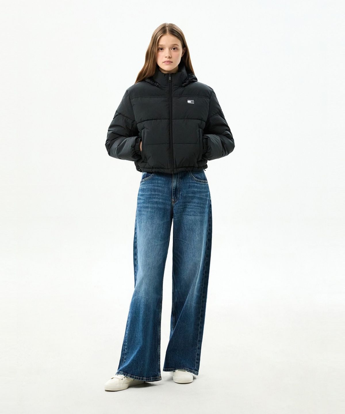 타미진스(TOMMY JEANS) 백 플래그 크롭 에센셜 푸퍼 재킷 (T32G7WJC43TWT1BDS)
