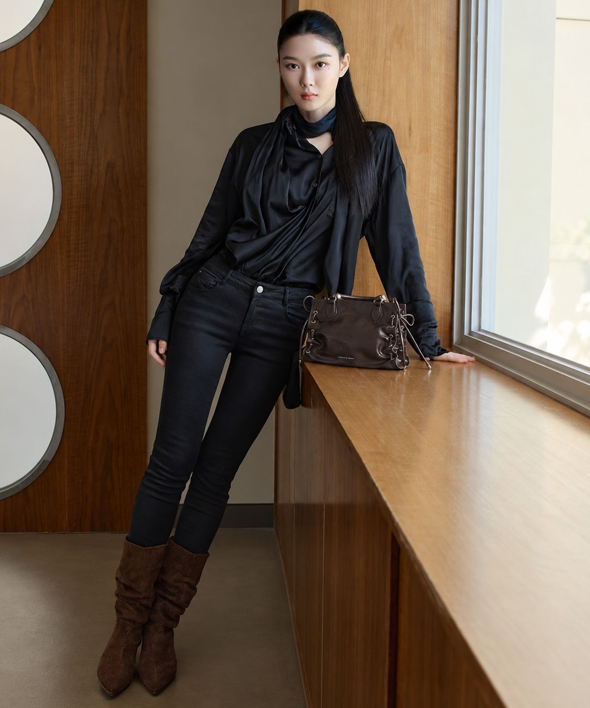 찰스앤키스(CHARLES & KEITH) 인조 스웨이드 셔링 키튼 힐 카프 부츠 2colors CK1-90360439