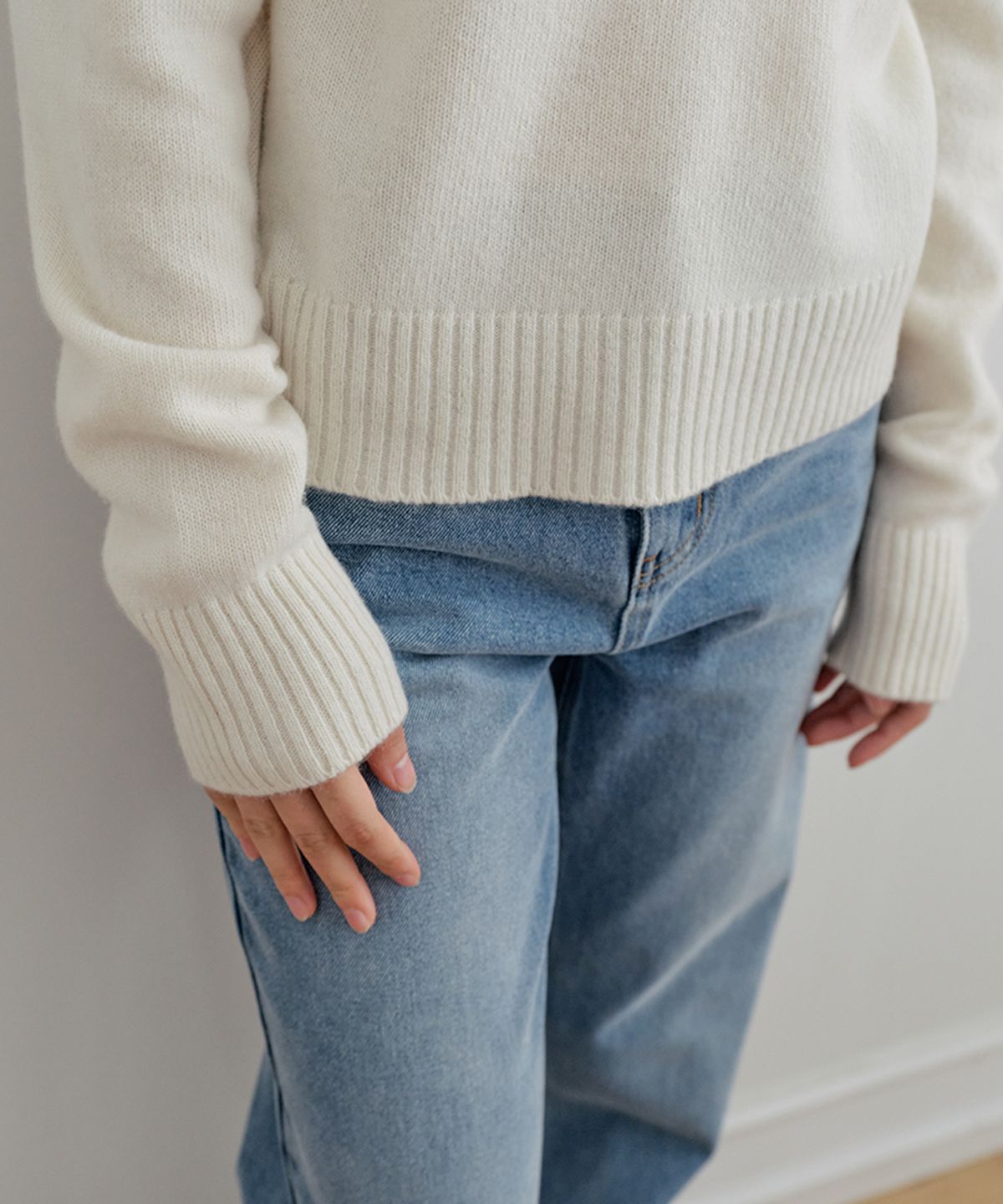 비올셋(BE ALL SET) Premium Wool Saddle Round Knit_Ivory