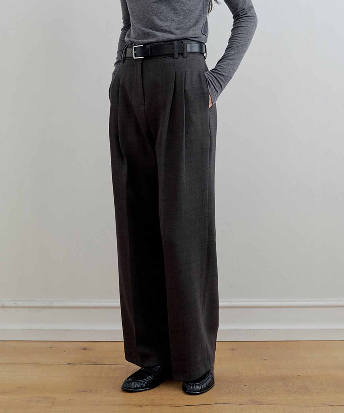 비올셋(BE ALL SET) Essential Two-Tuck Slacks_Dark Grey