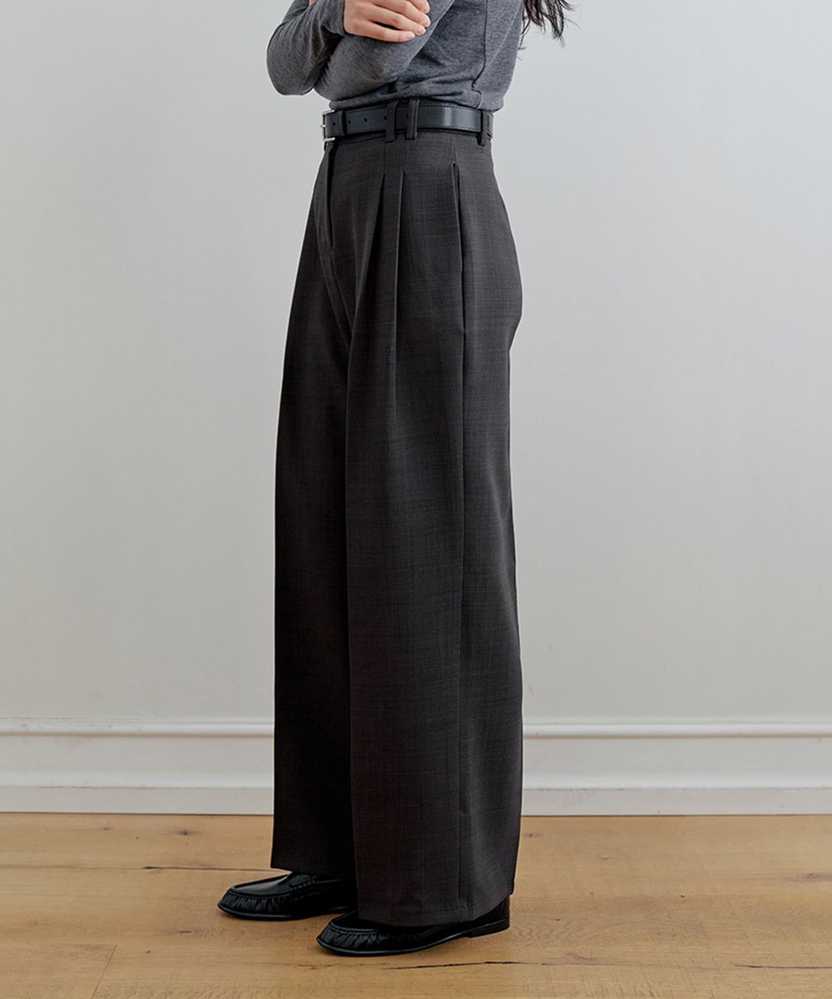비올셋(BE ALL SET) Essential Two-Tuck Slacks_Dark Grey