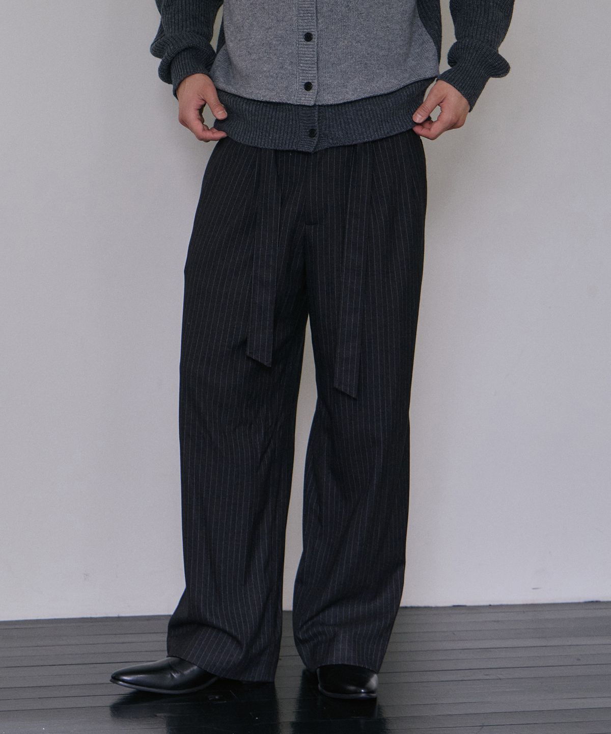 로랑서울(LAURANTSEOUL) Belted two tuck stripe wide slacks(Charcoalstripe)