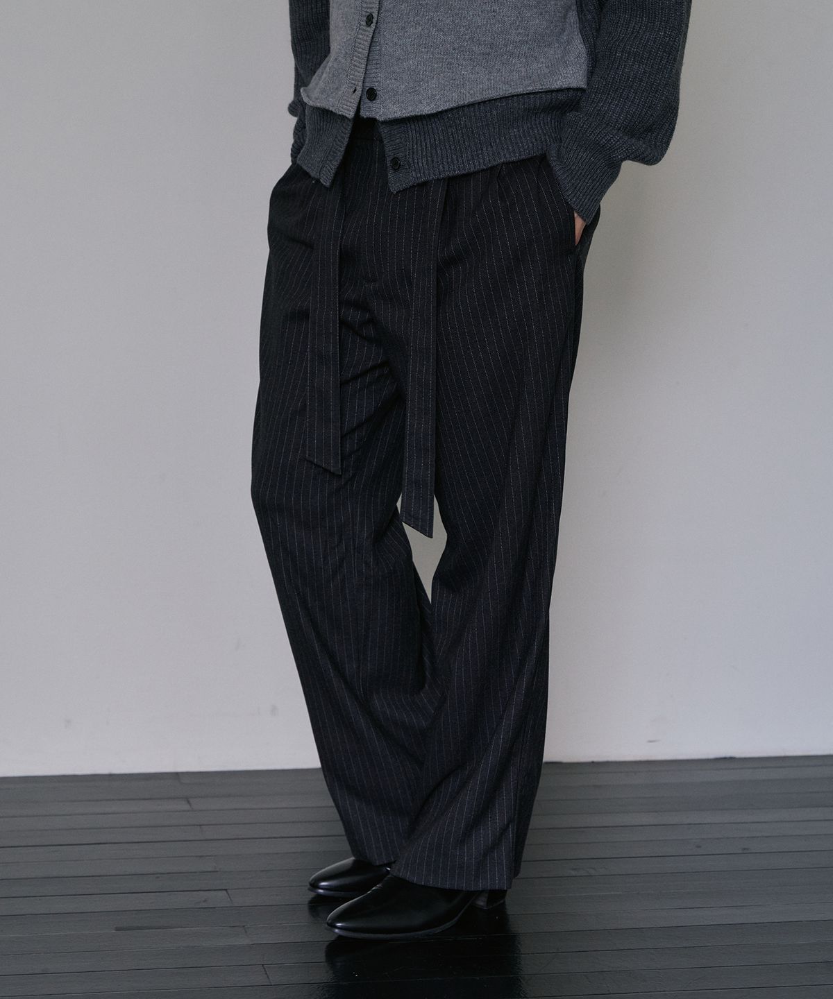 로랑서울(LAURANTSEOUL) Belted two tuck stripe wide slacks(Charcoalstripe)