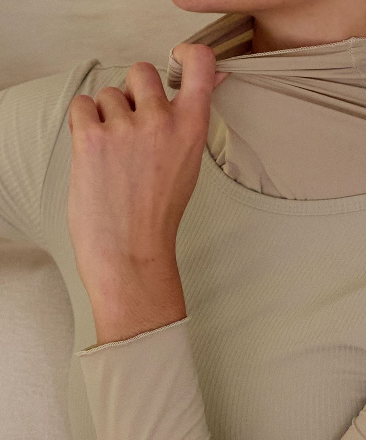 데비웨어(DEVIWEAR) 세라 슬림 롱슬리브 DEVI-T0161-베이지
