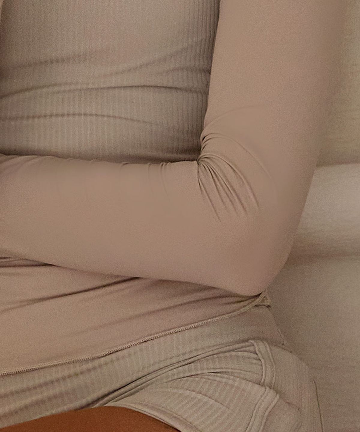 데비웨어(DEVIWEAR) 세라 슬림 롱슬리브 DEVI-T0161-베이지