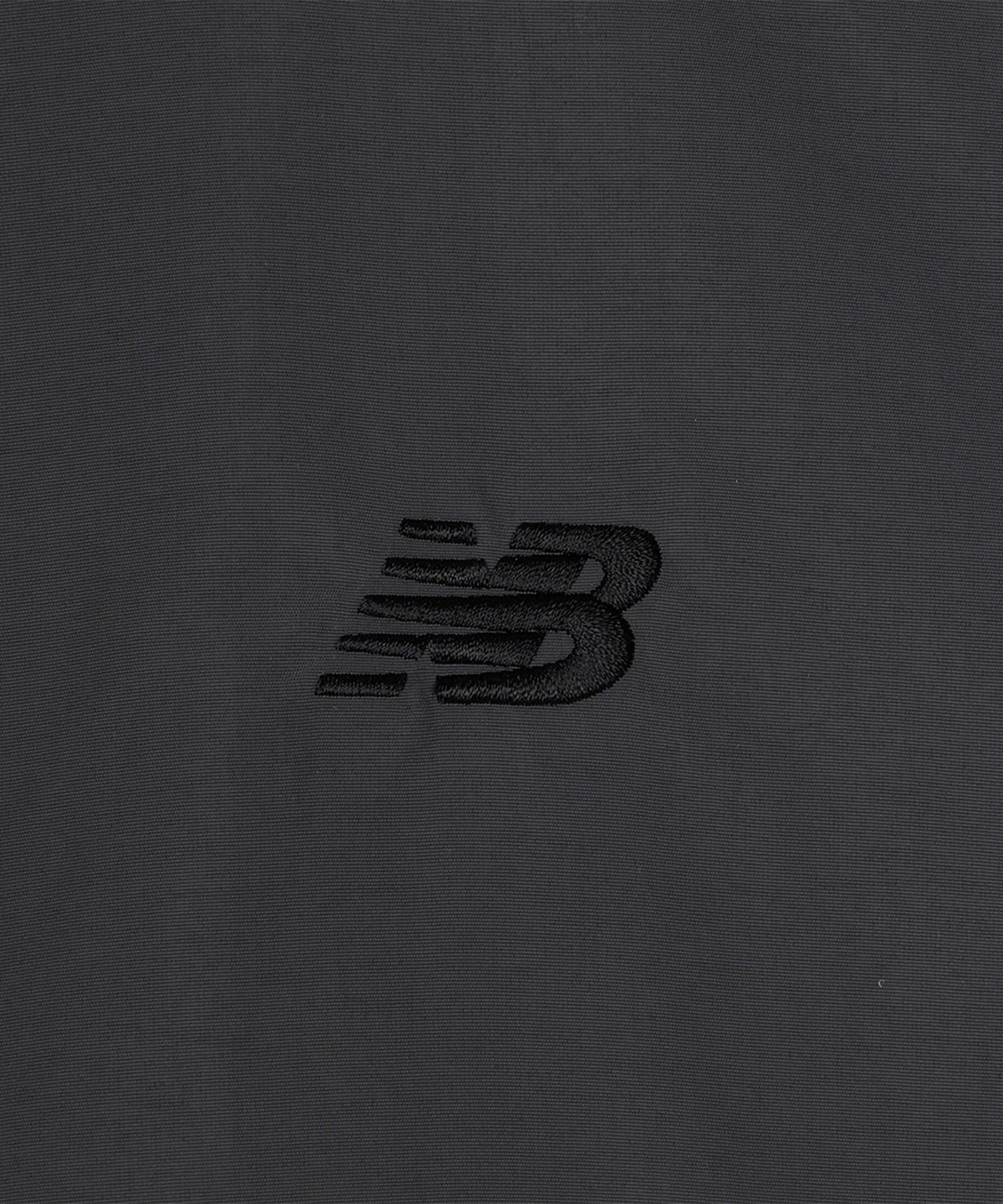 뉴발란스(NEW BALANCE) NBNAGCO303 / UNI 에센셜 스탠넥 우븐자켓 (CHARCOAL)