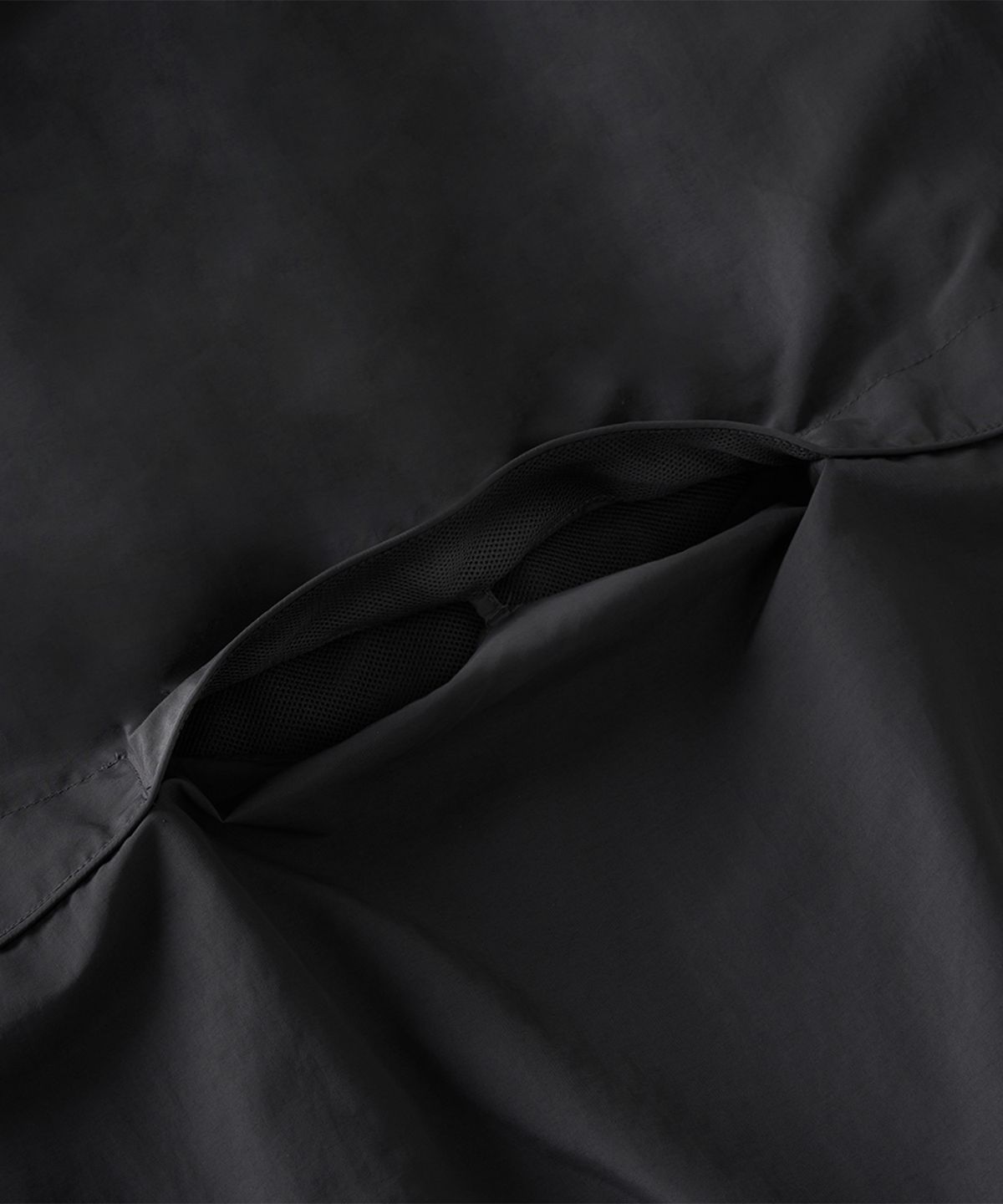 뉴발란스(NEW BALANCE) NBNAGCO303 / UNI 에센셜 스탠넥 우븐자켓 (CHARCOAL)