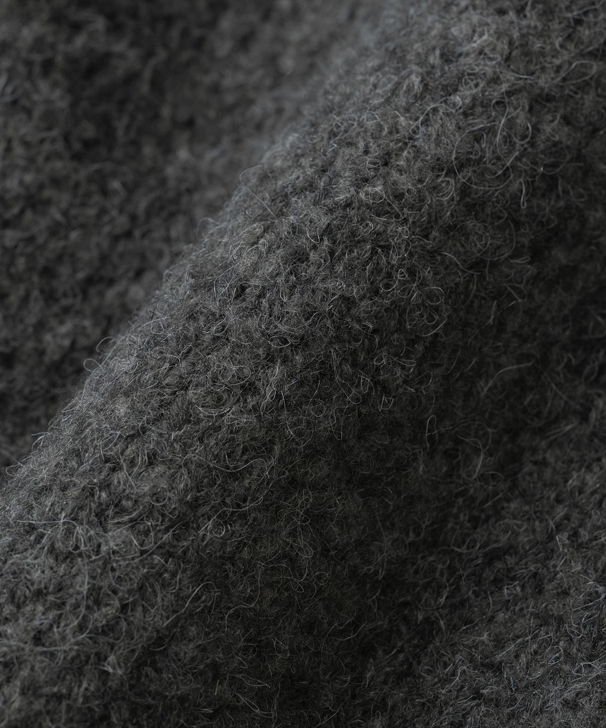 니티드(KNITTED) 부클 래글런 포켓 크롭 라운드 가디건 CHARCOAL