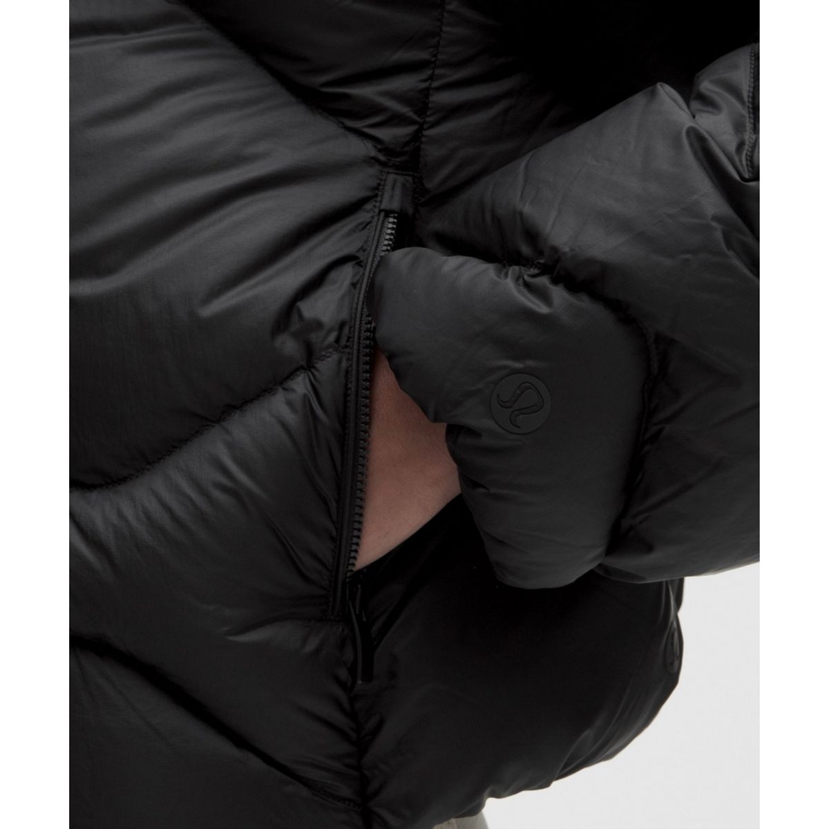 룰루레몬(LULULEMON) 우먼스 페더웨이트 크롭 퀼티드 푸퍼  BLK