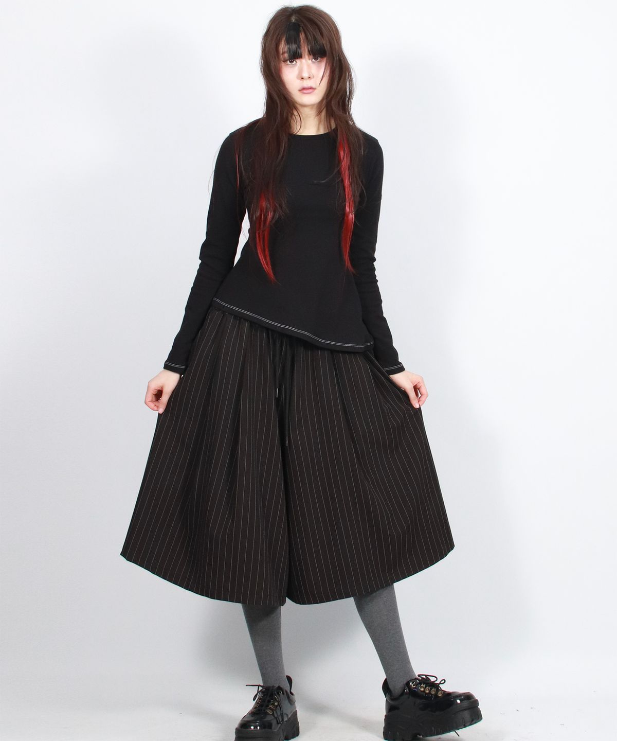 드마크(DEMARC) wide two tuck stripe bumuda skirt - Black