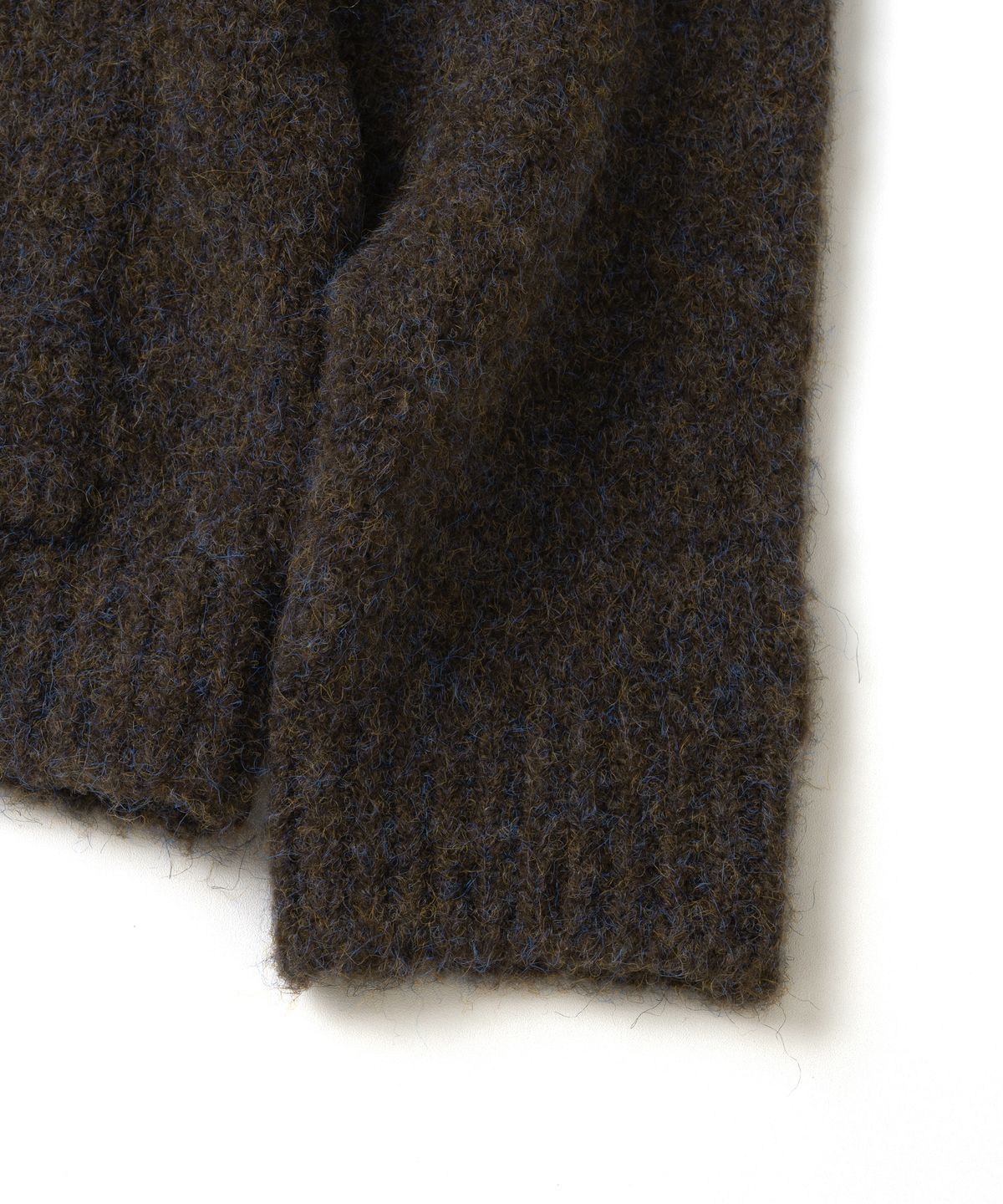 니티드(KNITTED) 부클 래글런 포켓 크롭 라운드 가디건 BROWN
