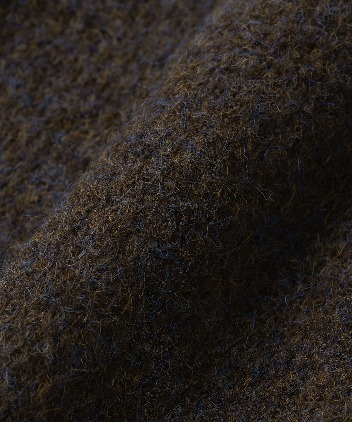니티드(KNITTED) 부클 래글런 포켓 크롭 라운드 가디건 BROWN