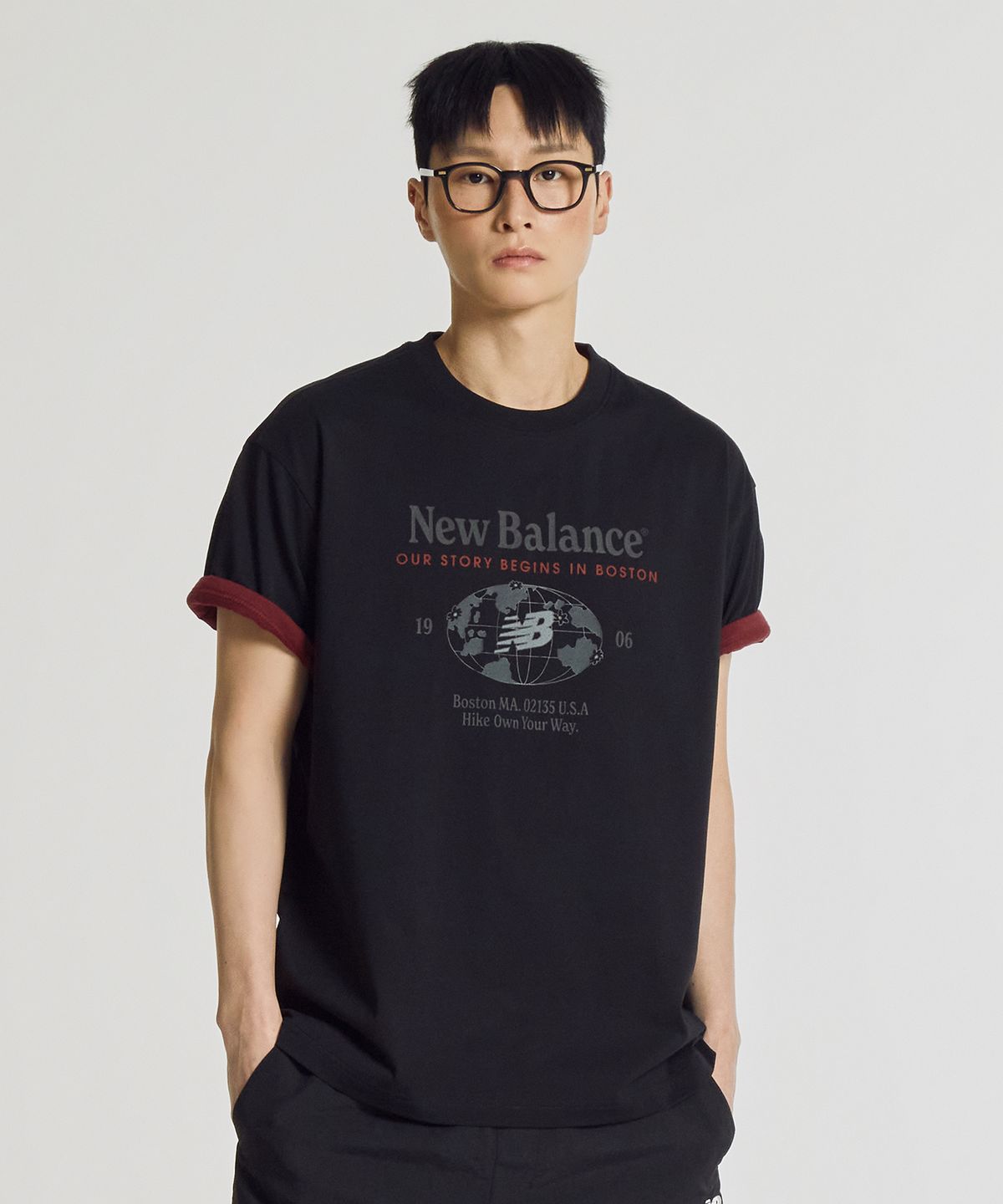 뉴발란스(NEW BALANCE) NBNEG21533 / UNI NB 프렌즈 지구 레터링 반팔티 (BLACK)