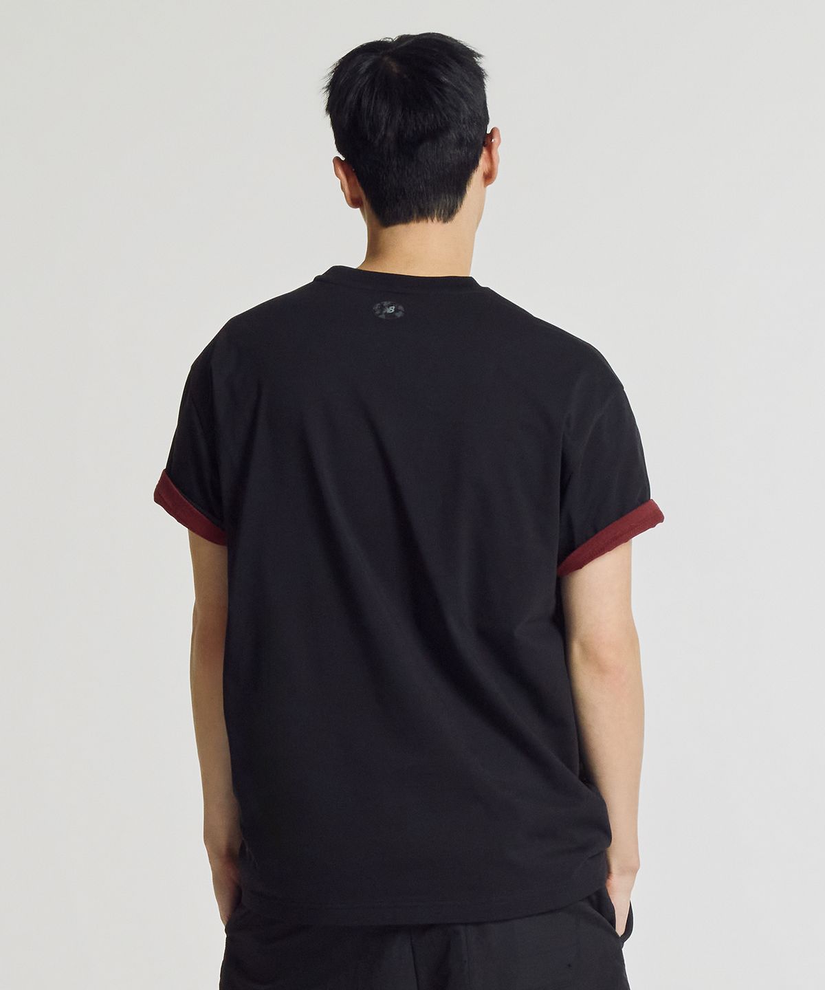 뉴발란스(NEW BALANCE) NBNEG21533 / UNI NB 프렌즈 지구 레터링 반팔티 (BLACK)