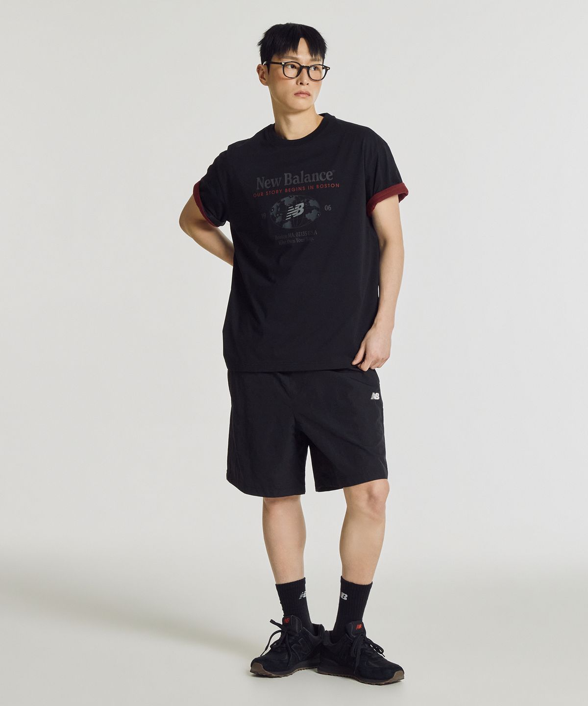 뉴발란스(NEW BALANCE) NBNEG21533 / UNI NB 프렌즈 지구 레터링 반팔티 (BLACK)