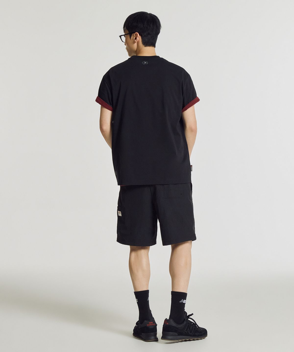 뉴발란스(NEW BALANCE) NBNEG21533 / UNI NB 프렌즈 지구 레터링 반팔티 (BLACK)