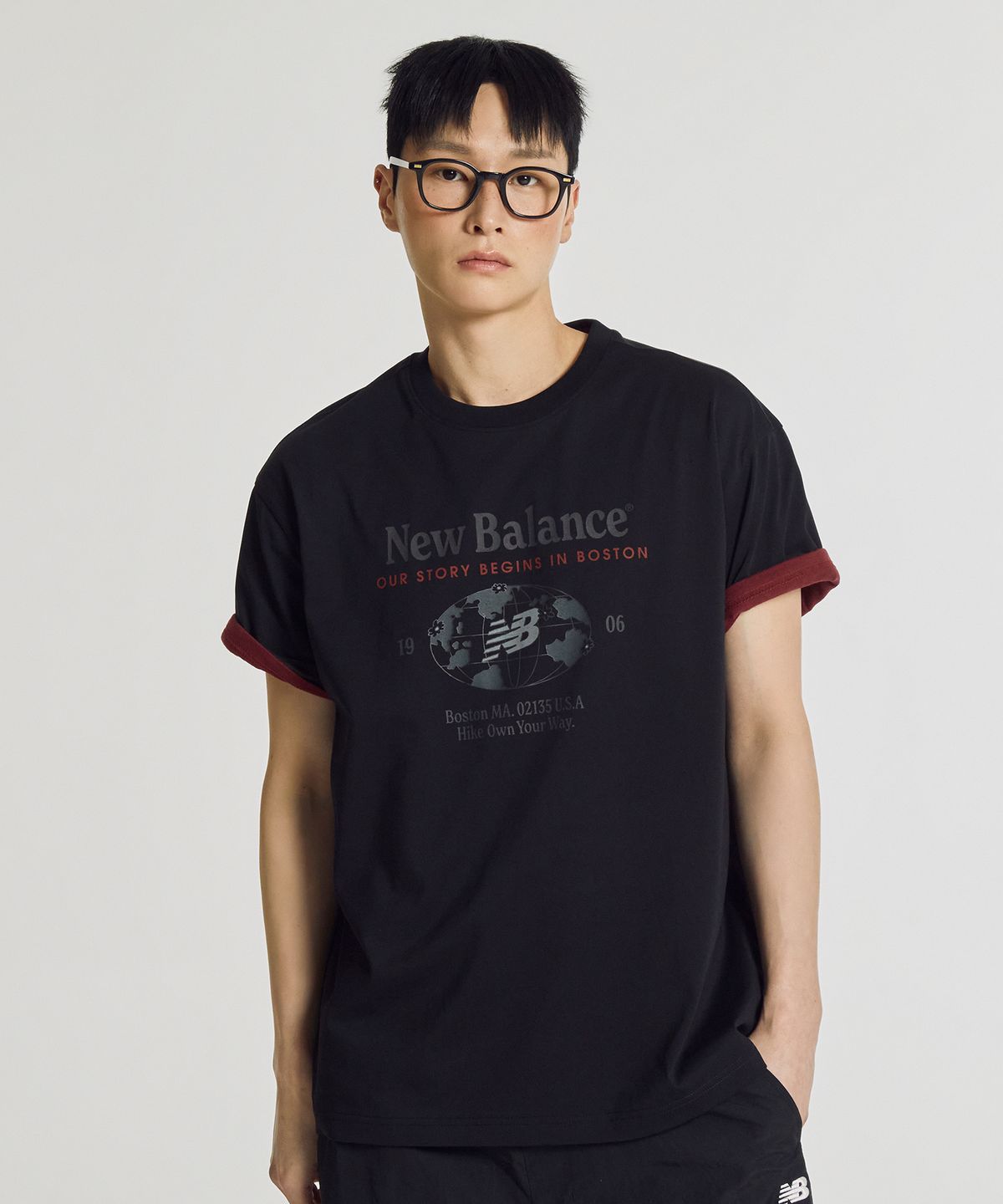 뉴발란스(NEW BALANCE) NBNEG21533 / UNI NB 프렌즈 지구 레터링 반팔티 (BLACK)