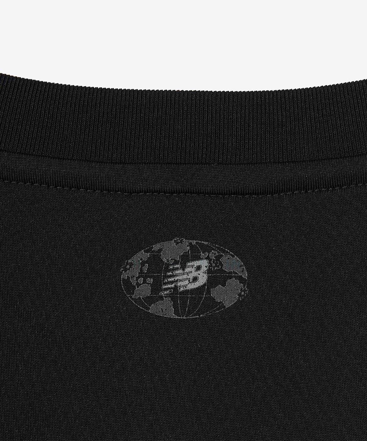 뉴발란스(NEW BALANCE) NBNEG21533 / UNI NB 프렌즈 지구 레터링 반팔티 (BLACK)