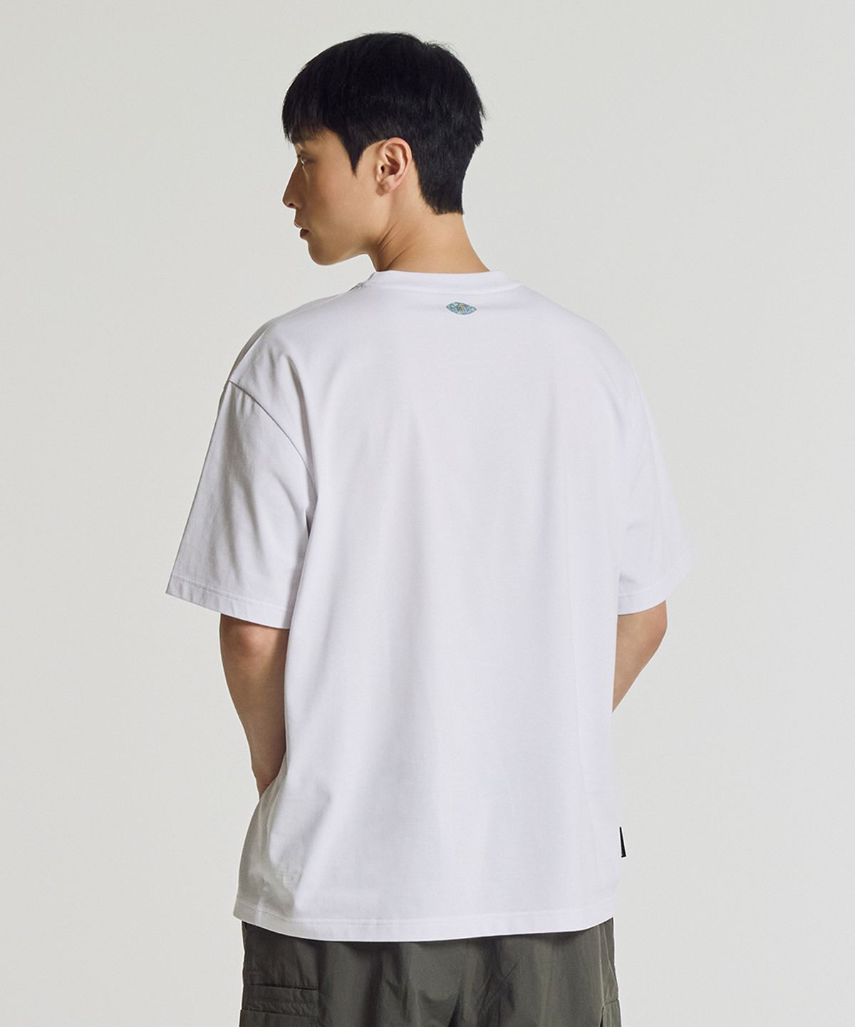 뉴발란스(NEW BALANCE) NBNEG21533 / UNI NB 프렌즈 지구 레터링 반팔티 (WHITE)