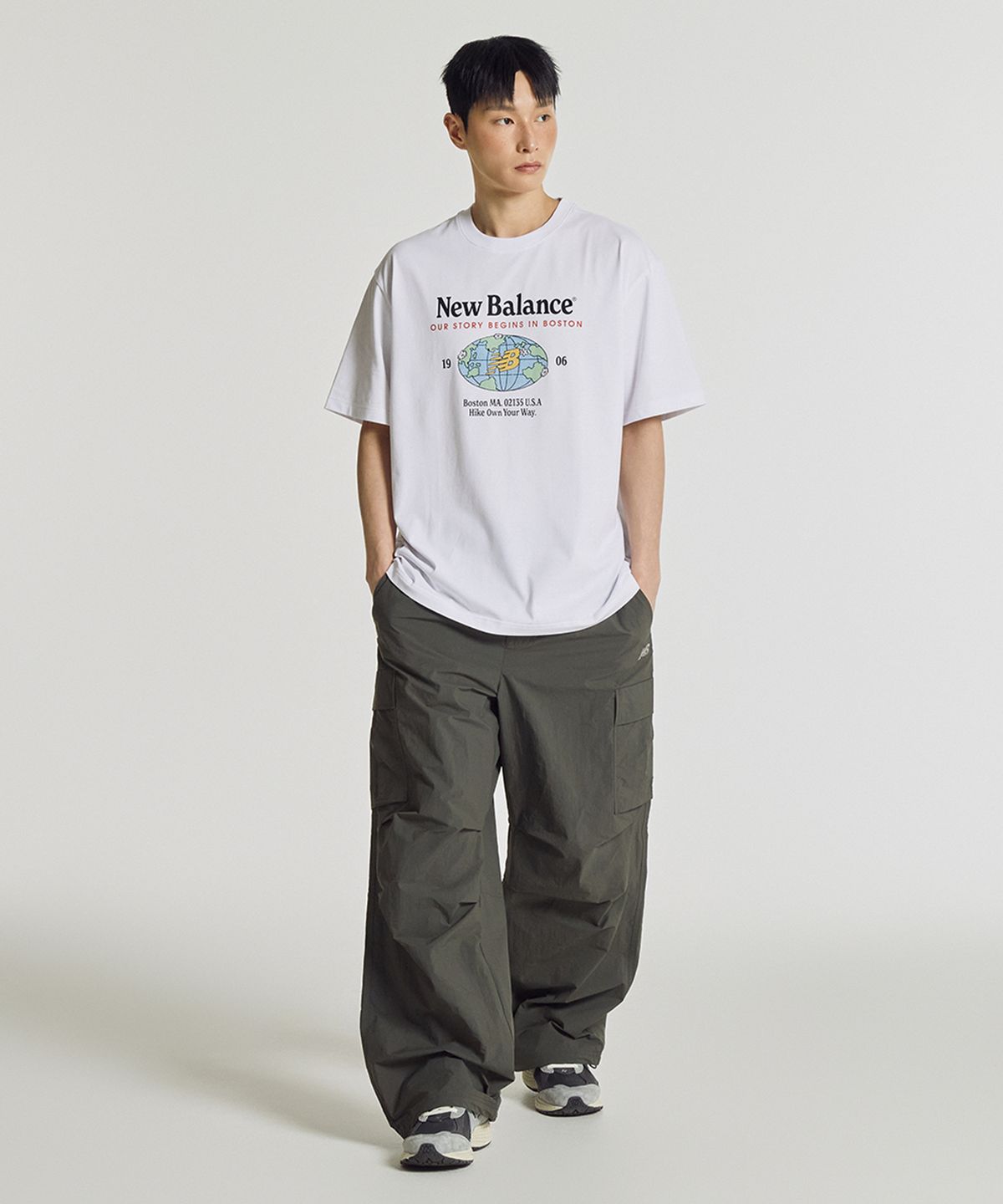뉴발란스(NEW BALANCE) NBNEG21533 / UNI NB 프렌즈 지구 레터링 반팔티 (WHITE)