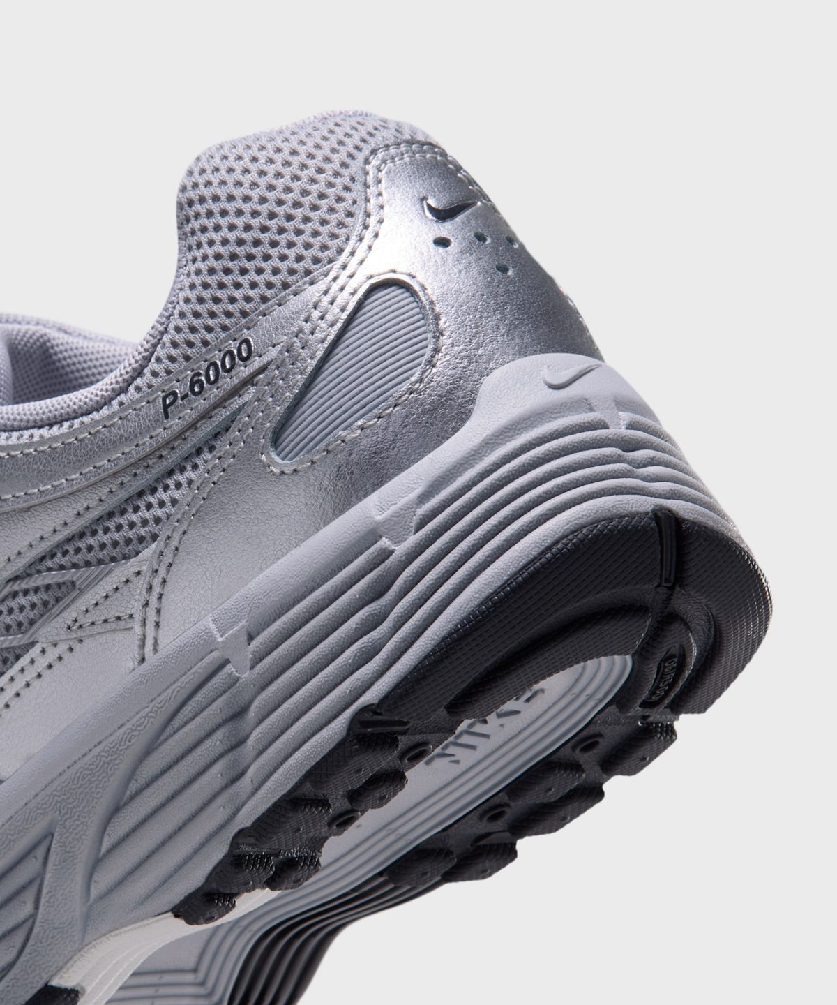 나이키(NIKE) P-6000 W - 울프 그레이:메탈릭 실버:오프 누아르:오프 화이트 / BV1021-022