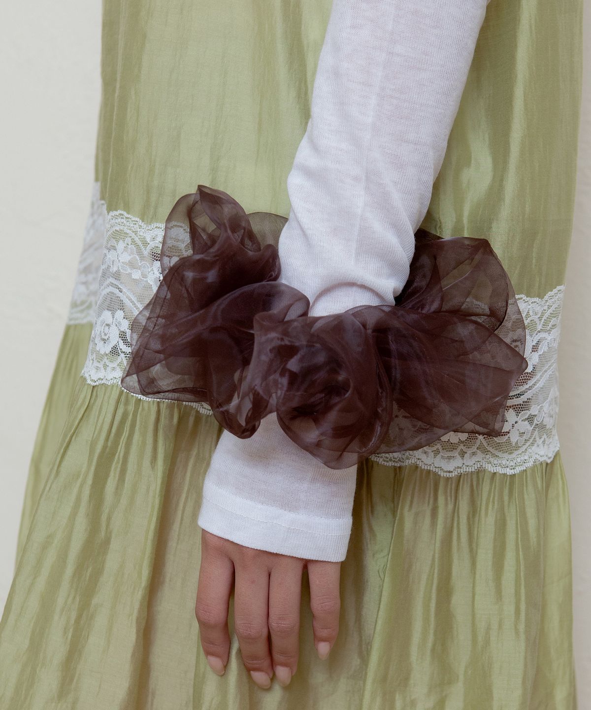 지지(GEEGEE) organza volume scrunchie - brown