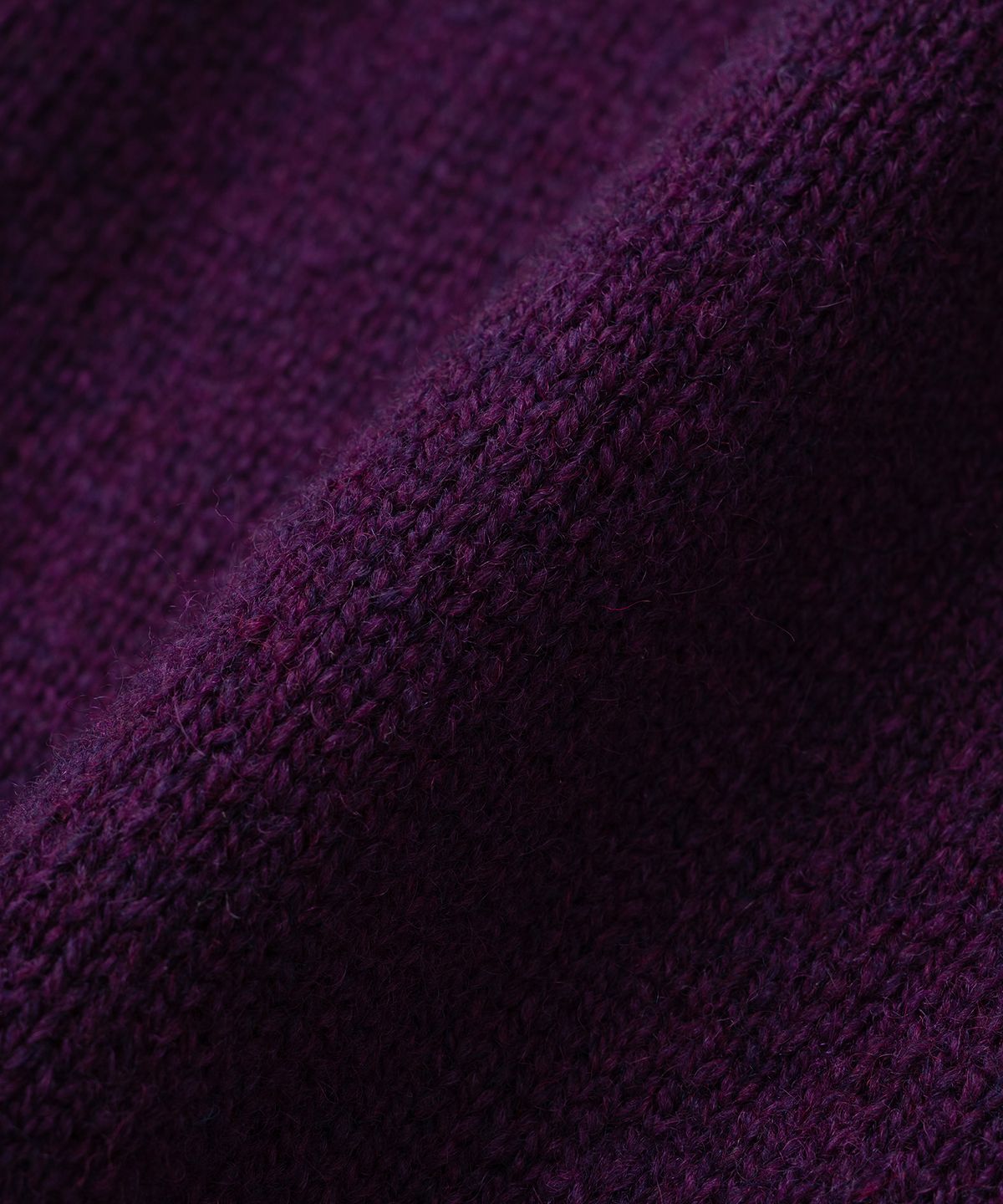 니티드(KNITTED) 쉐기독 울 100% 브이넥 니트 PURPLE