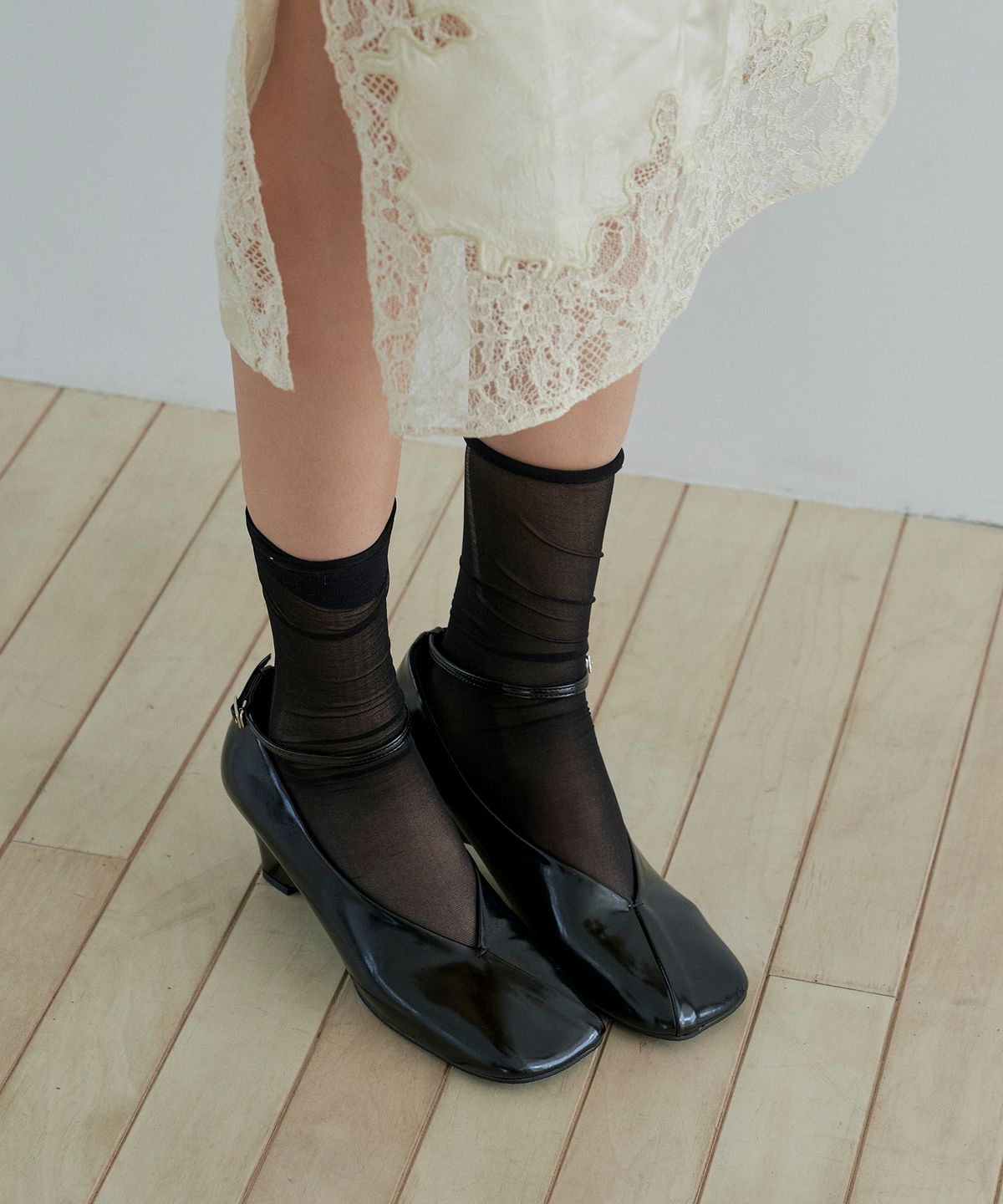 메티에(METIER) me1029 spuare 90s curve strap pumps 스퀘어토 90s 커브 스트랩 펌프스