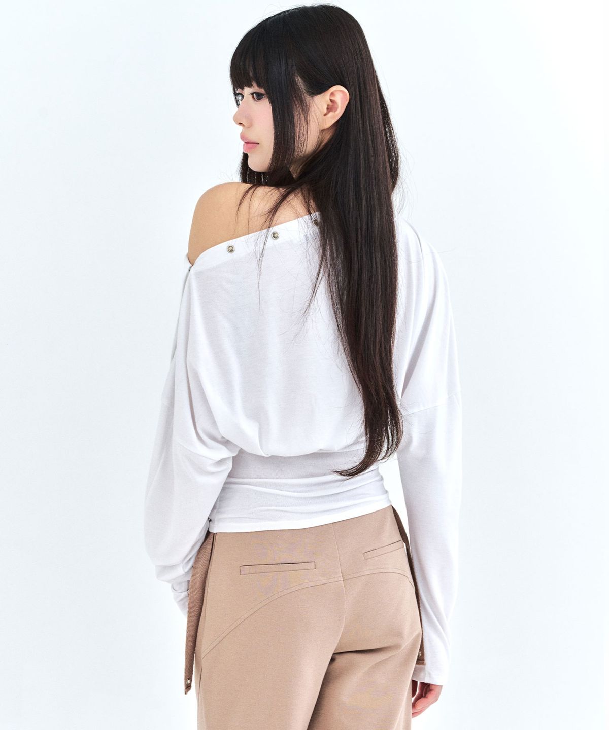 리메크(LIEMÉQUE) 스냅 드레이프 언발 롱슬리브 화이트