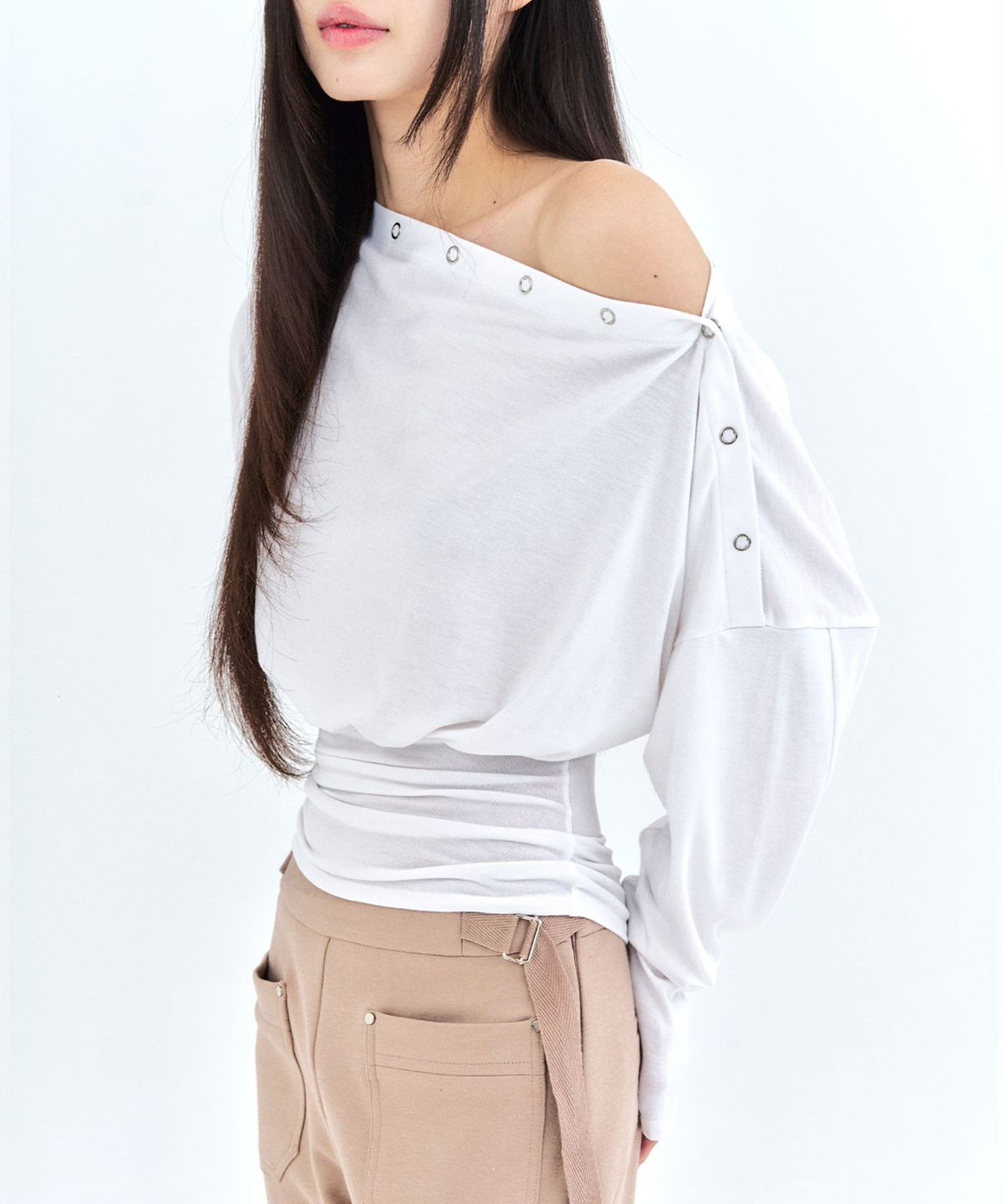 리메크(LIEMÉQUE) 스냅 드레이프 언발 롱슬리브 화이트