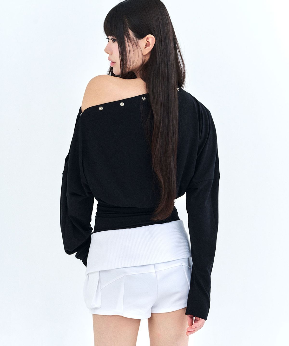 리메크(LIEMÉQUE) 스냅 드레이프 언발 롱슬리브 블랙