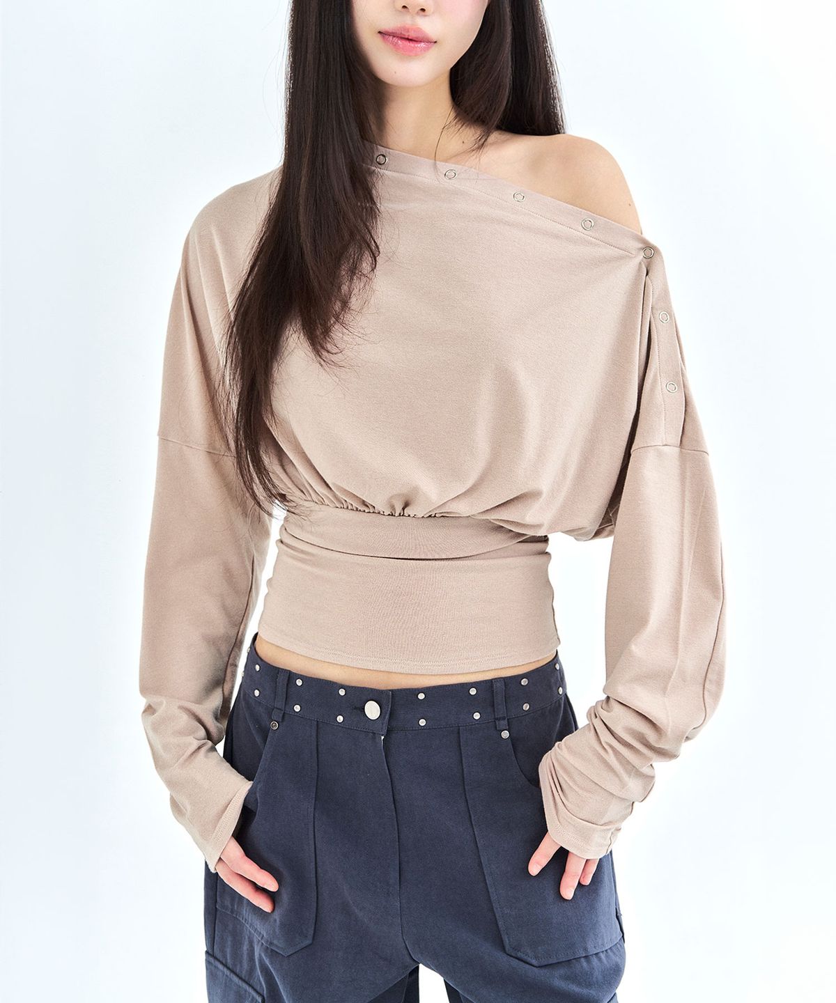 리메크(LIEMÉQUE) 스냅 드레이프 언발 롱슬리브 베이지