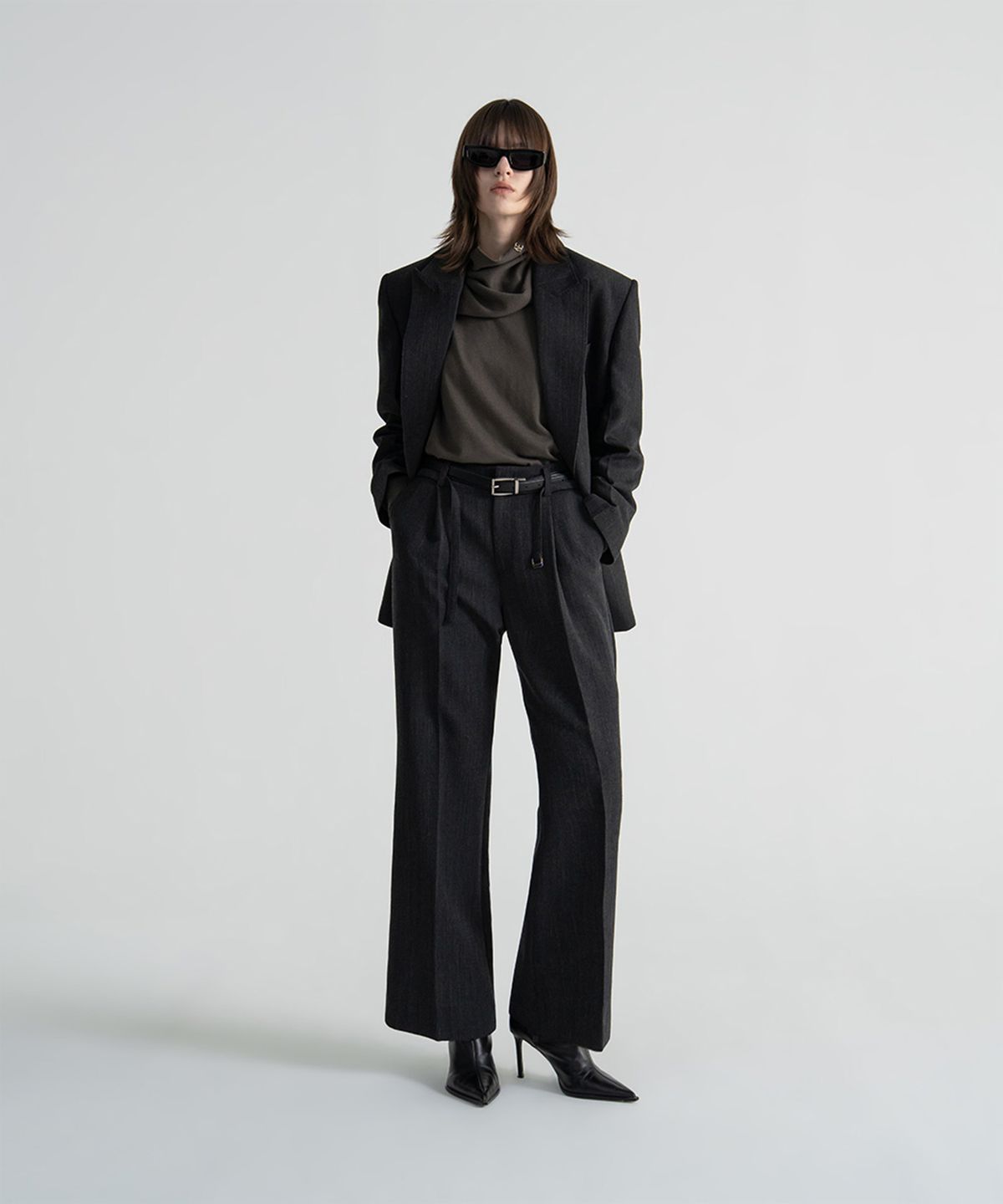 노이스(NOICE) (UNI) VIRGIN WOOL BELTED FLARED PANTS - CHARCOAL GREY