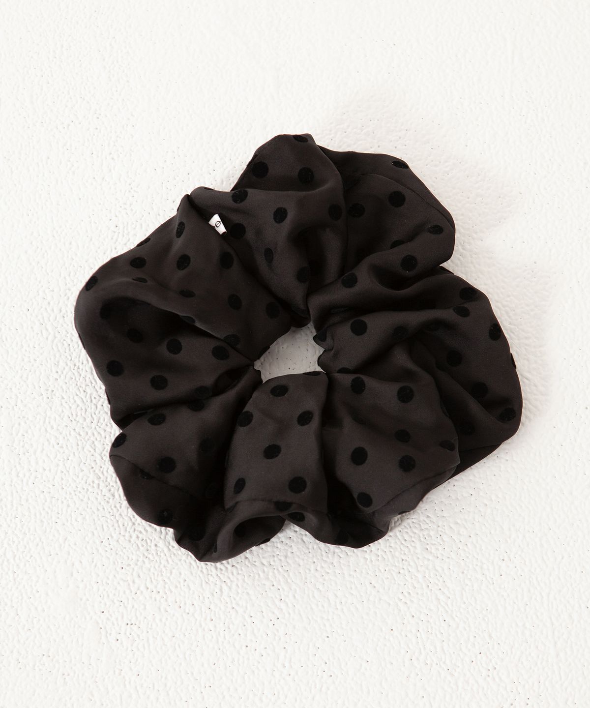 지지(GEEGEE) dot silky hair scrunchie - black