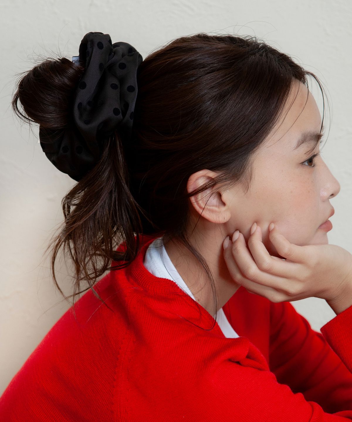 지지(GEEGEE) dot silky hair scrunchie - black