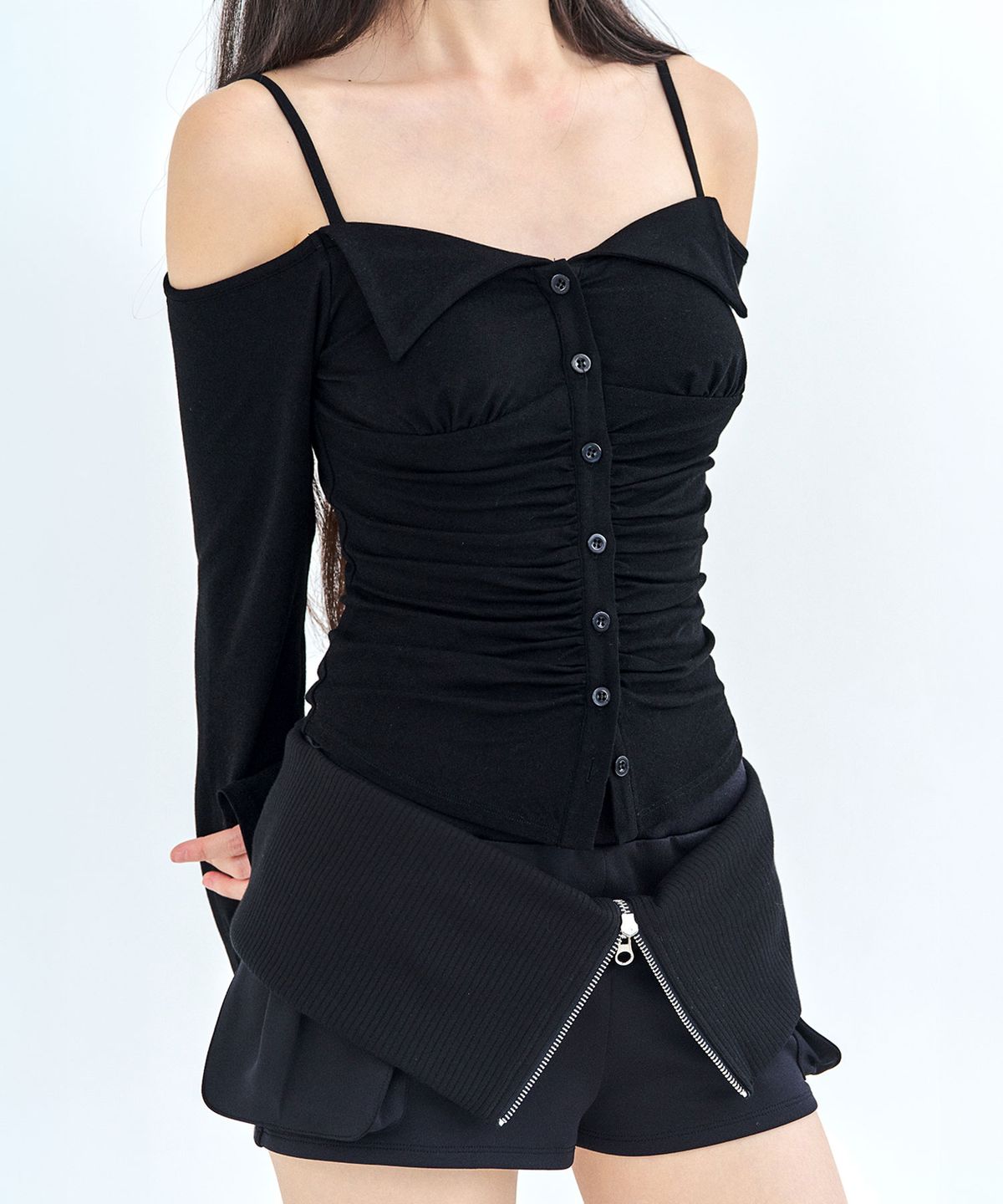 리메크(LIEMÉQUE) 폴드카라 버튼 오프숄더 롱슬리브 블랙