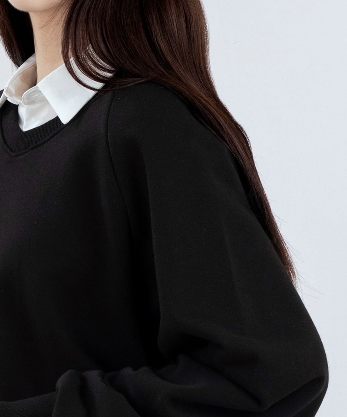 엘런아시(ELLENASSY) 무지 브이넥 레글런 세미크롭 스웨트셔츠 블랙