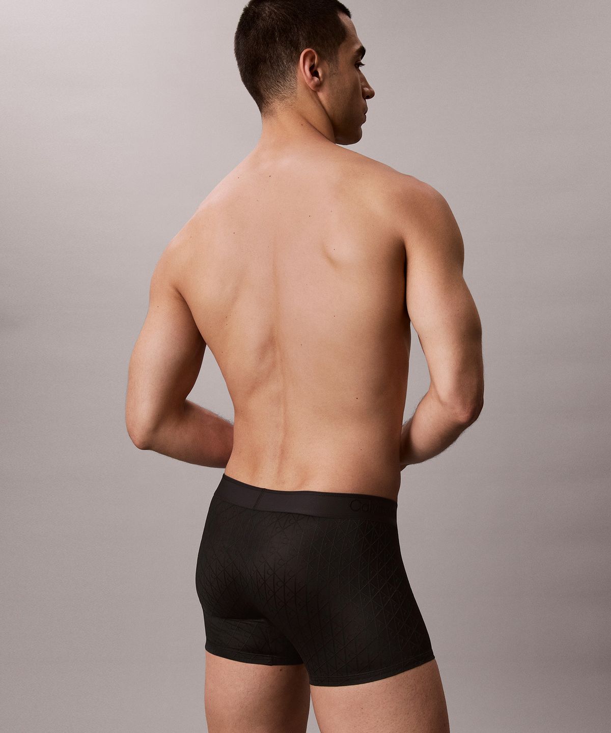 캘빈클라인 언더웨어(CALVIN KLEIN UNDERWEAR) 남성 CK 블랙 엠보스드 엠블럼 트렁크_NB4661UB1