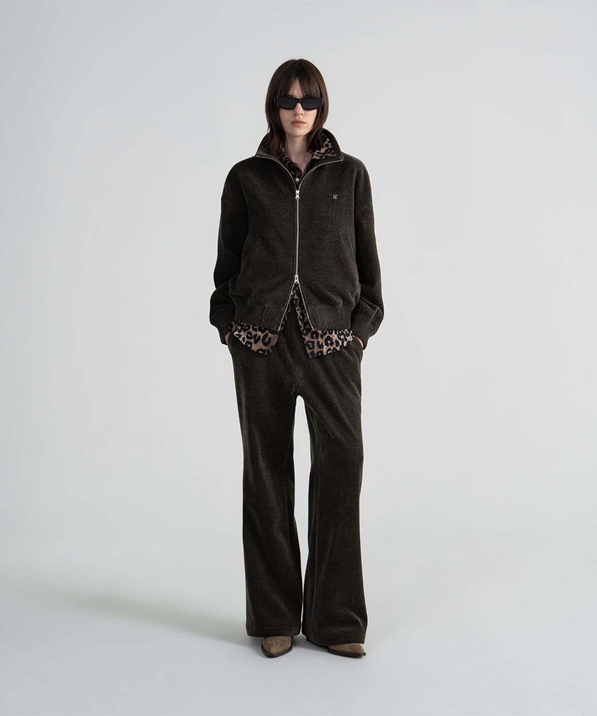 노이스(NOICE) (UNI) CHENILLE RIBBED TRACK PANTS - DARK KHAKI