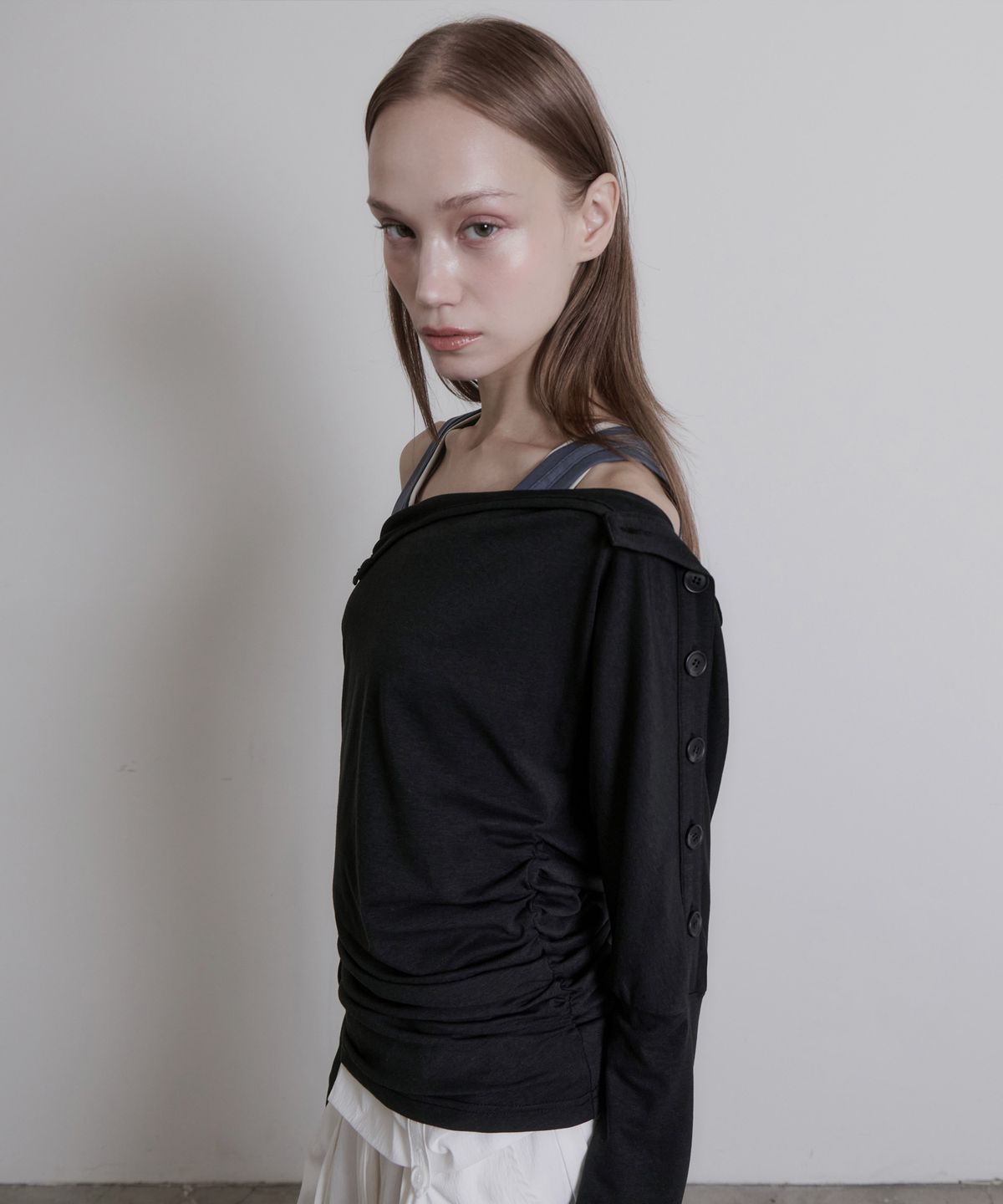 진주유즈(JINJUSE) ARC BUTTON TOP [BLACK]