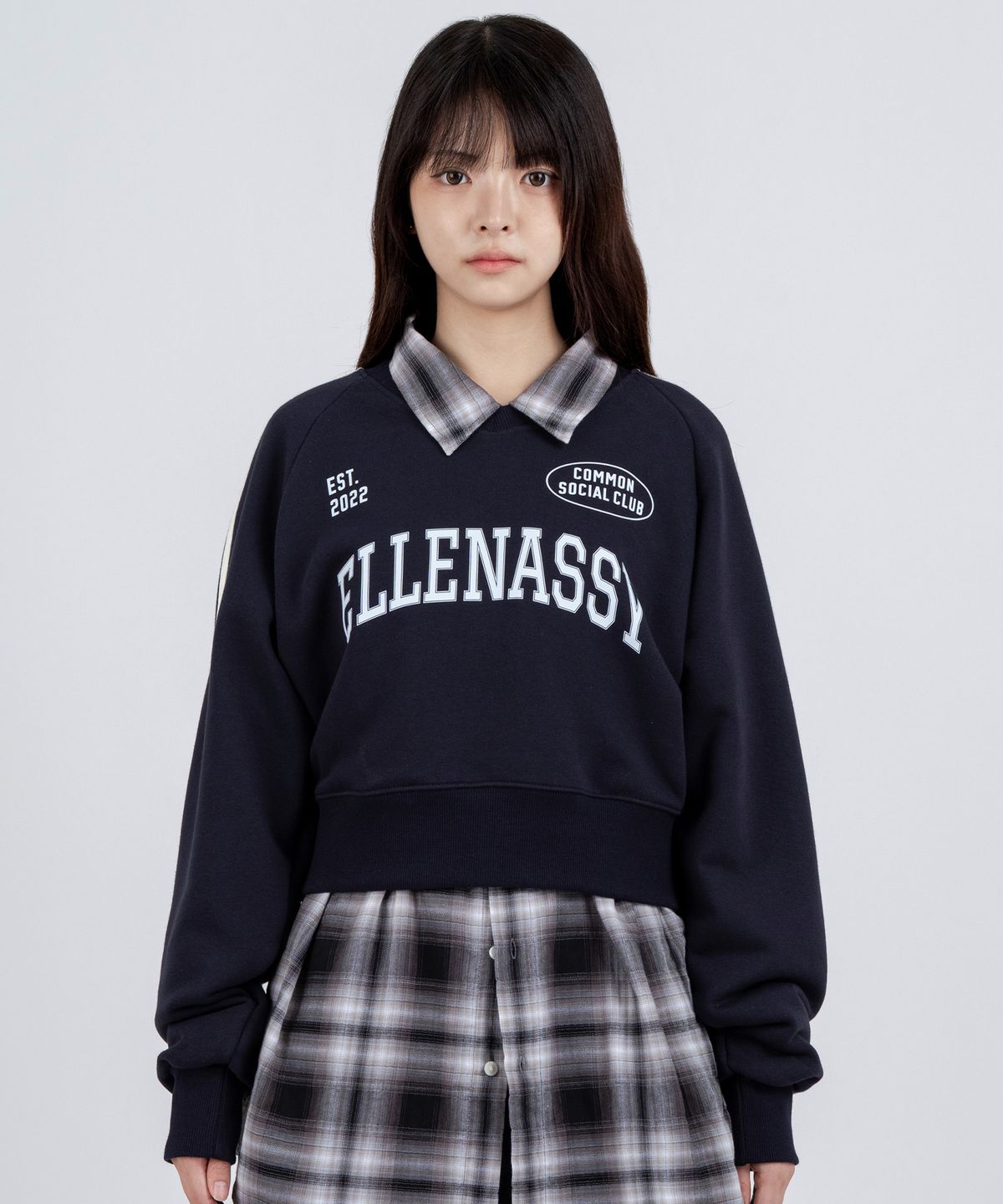 엘런아시(ELLENASSY) EST 그래픽 레글런 브이넥 트랙 크롭 맨투맨  네이비