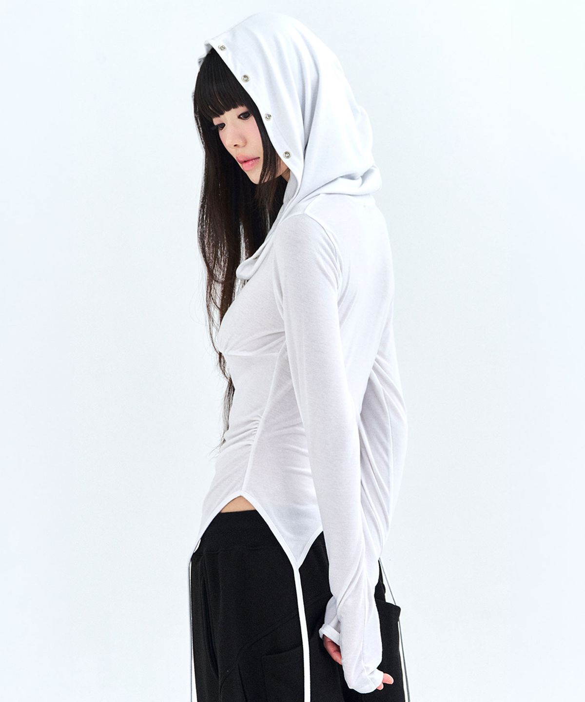 리메크(LIEMÉQUE) 스냅 후드 셔링 롱슬리브 화이트