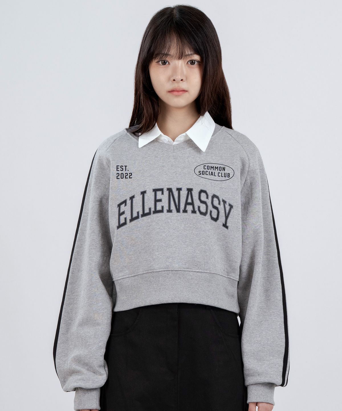 엘런아시(ELLENASSY) EST 그래픽 레글런 브이넥 트랙 크롭 맨투맨 그레이