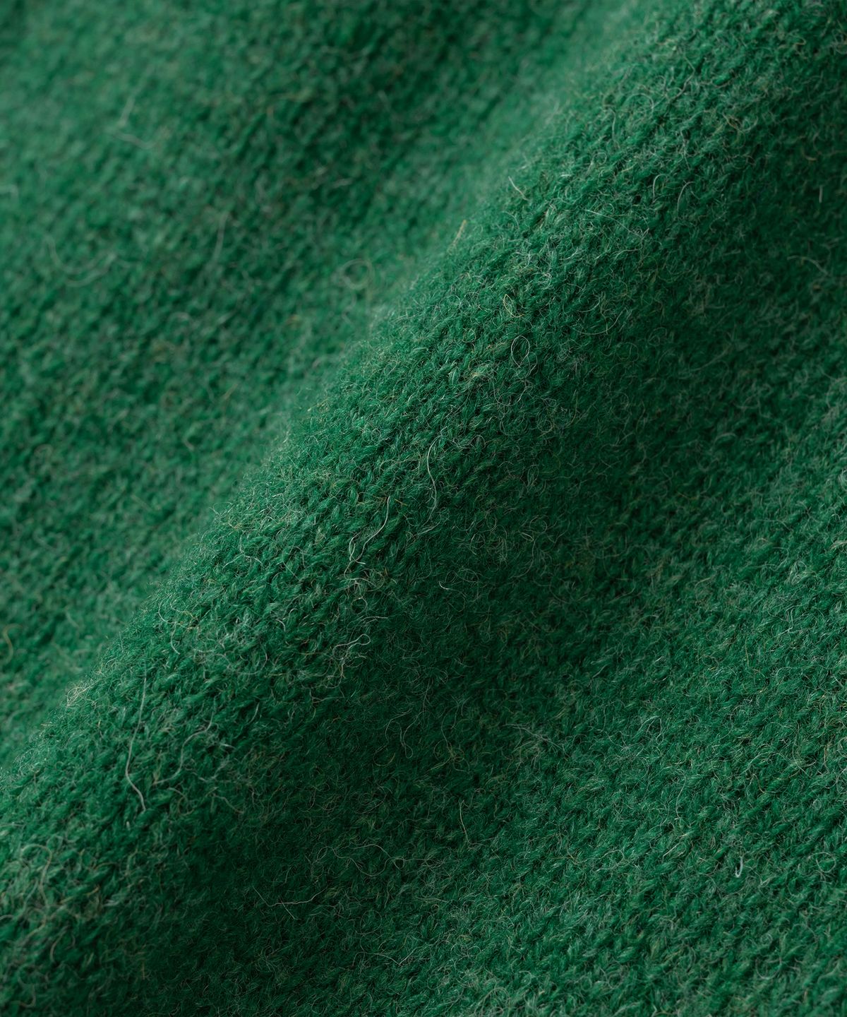 니티드(KNITTED) 쉐기독 울 100% 라운드 니트 GREEN